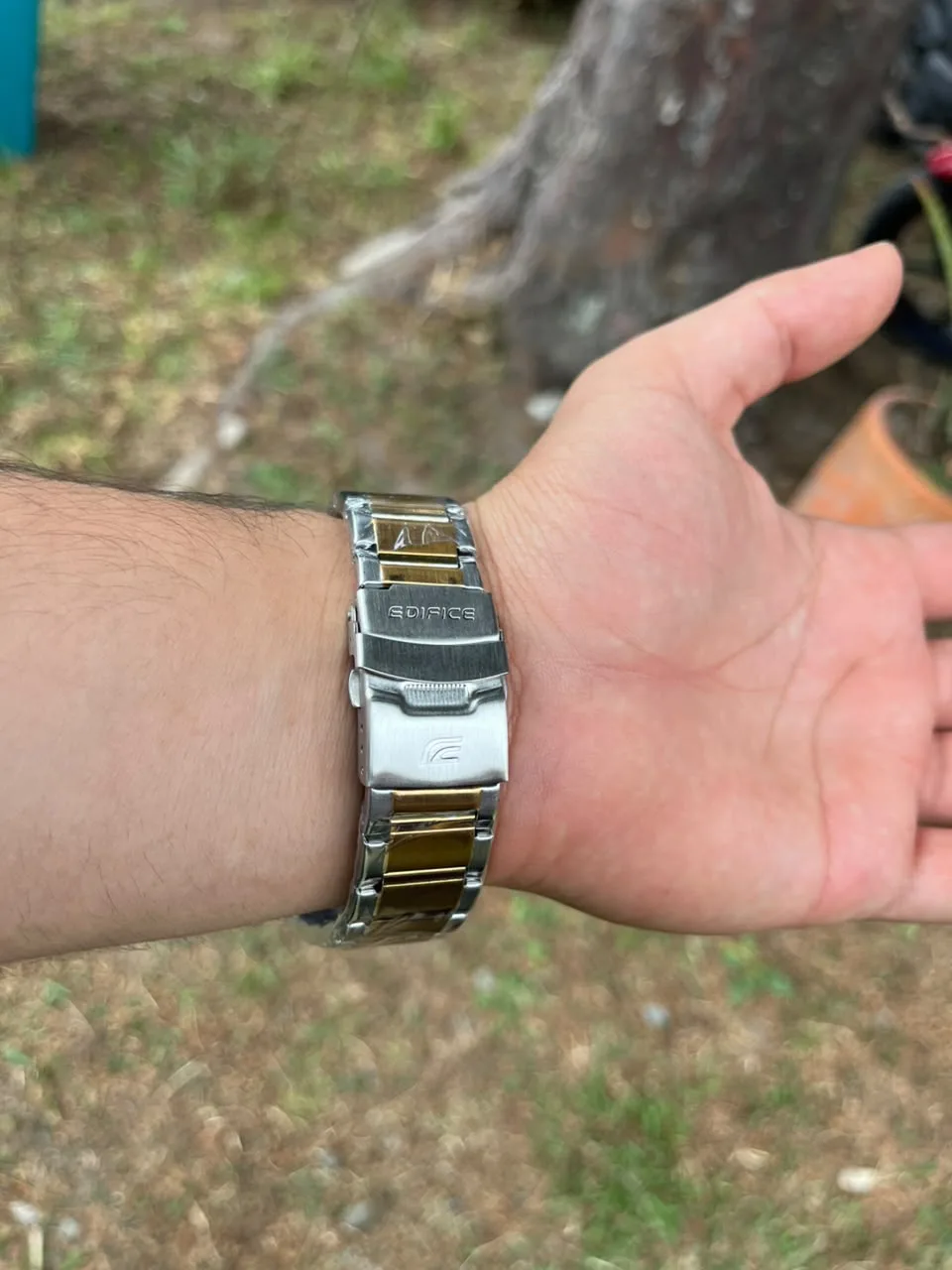 Casio Edifice — Bicolor Dorado / Negro — vista 3