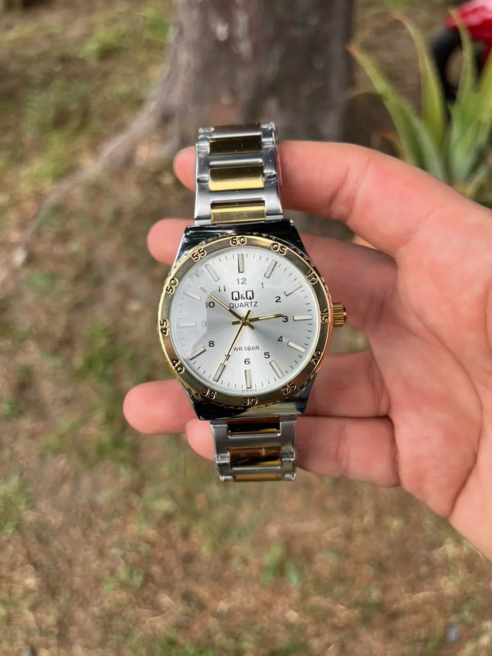 QYQ QZ82J — Bicolor Dorado / Blanco